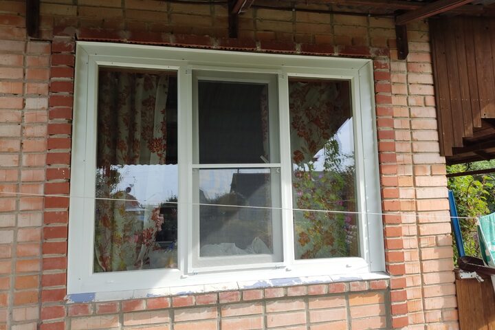 Замена трехстворчатого окна в дачном доме в Калуге
