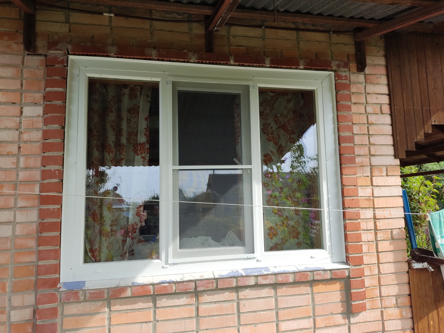 Установка двухстворчатого окна с форточкой Rehau Grazio